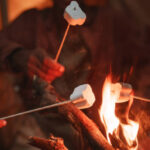 mit Bekannaten am Feuer