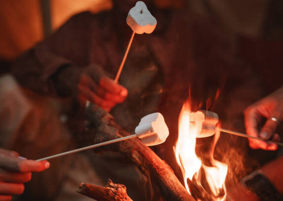 mit Bekannaten am Feuer
